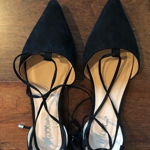 Barely worn black sandals!!